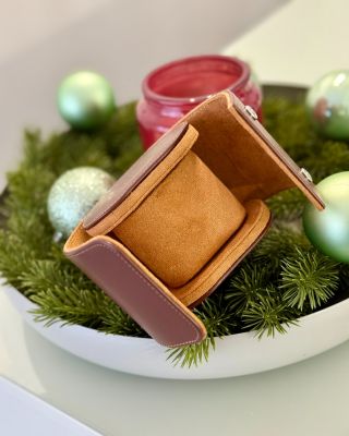 Skvělý tip na dárek pro každého milovníka hodinek 🎁 Tohle elegantní kožené pouzdro je přesně to, co ocení. Uvnitř je měkké...